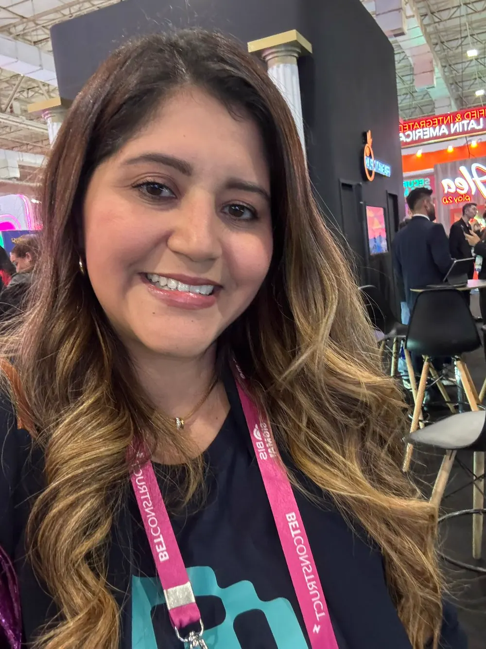 Nathaly Dávila en una feria internacional del sector digital