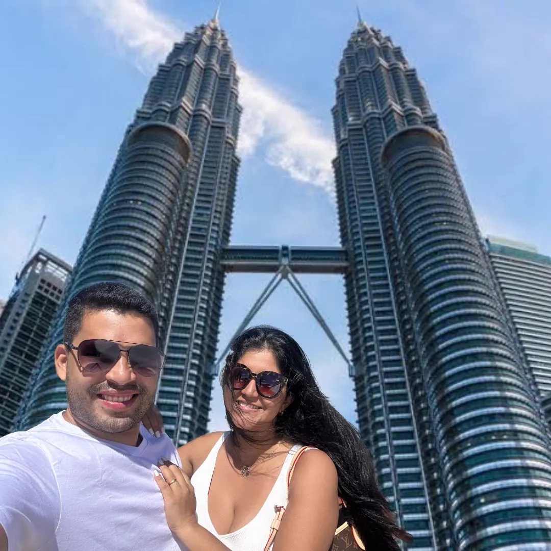 Nathaly Dávila y Gustavo Cáceres, cofundadores de Backlinks Global, frente a las Torres Petronas en Kuala Lumpur